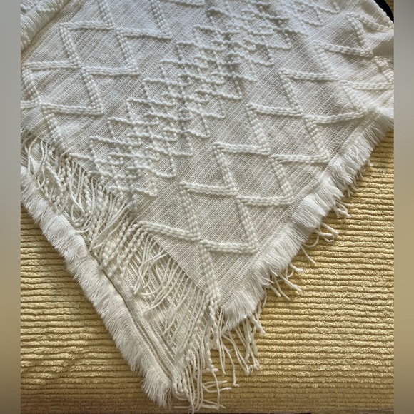 ๐
บNever used Mia & Tess Ivory/Cream Fringe Triangle Point Poncho Wrap One Size - Picture 8 of 12